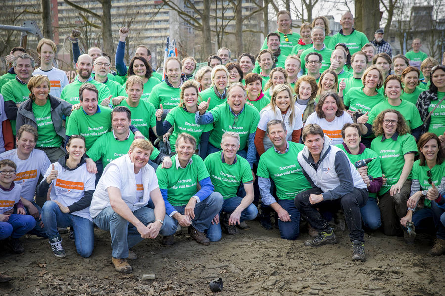 Zwolse ondernemers, samen met Koning Willem-Alexander en Koningin Máxima, tijdens NLdoet in Zwolle