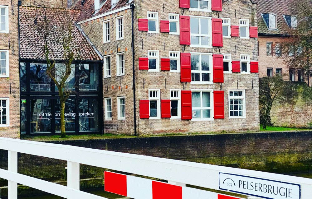 Pakhuis met rode luiken bij het Pelserbrugje in Zwolle