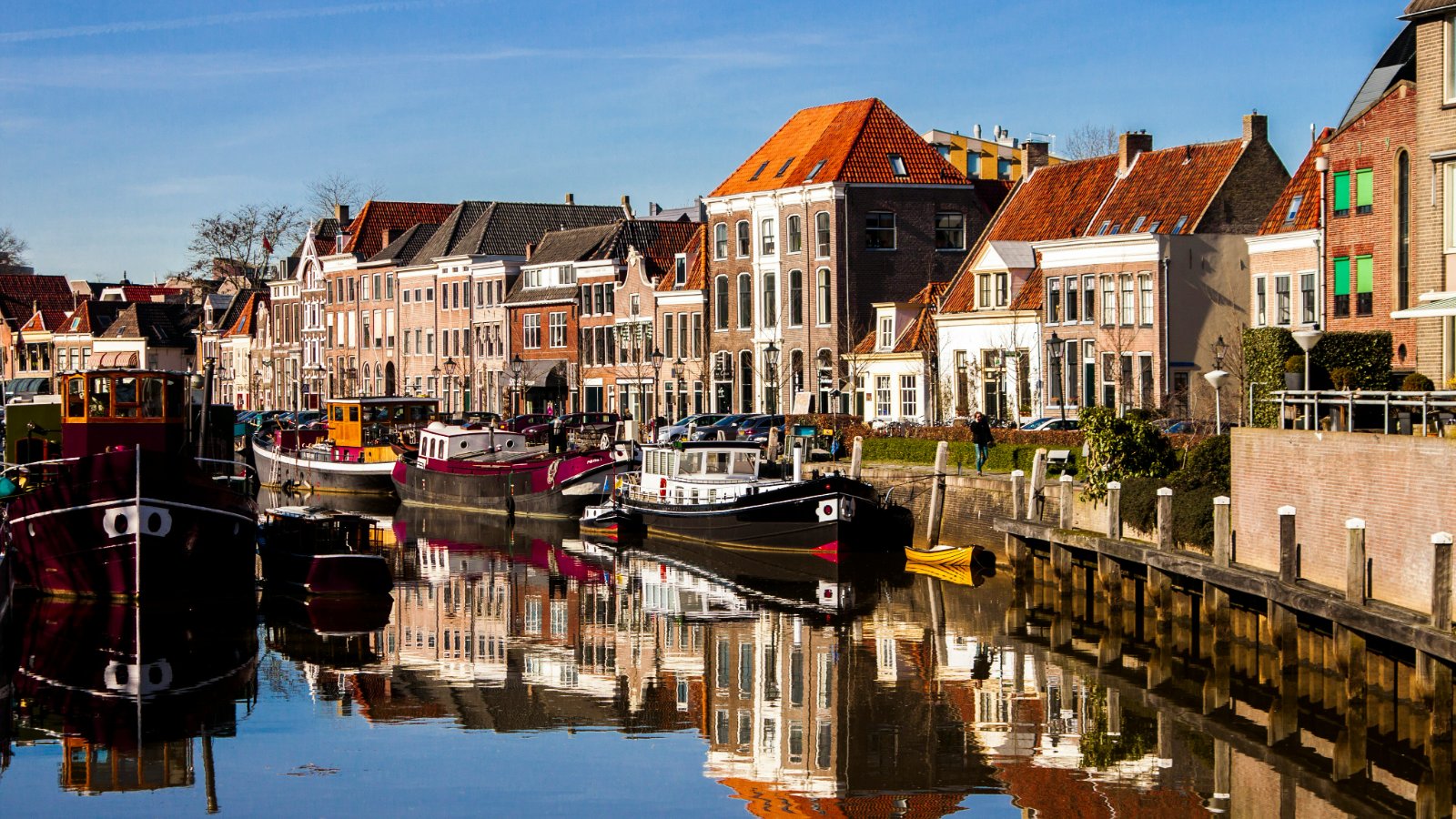Gracht met oude schepen in de binnenstad van Zwolle